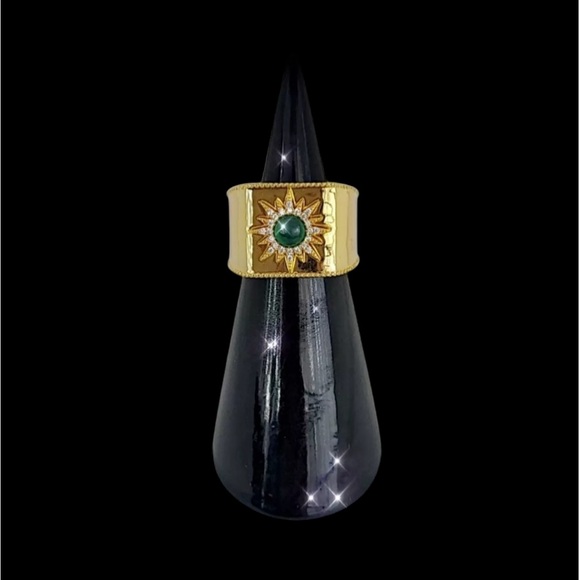 FASHION JEWELRY STAINLESS STEEL RING GOLD COLOR GREEN ZIRCONIA STONES SIZE 8 - Picture 3 of 6